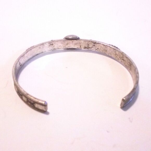 Vintage Southwestern Inspired Silver Tone Howlite Cuff Bracelet * - Picture 4 of 4